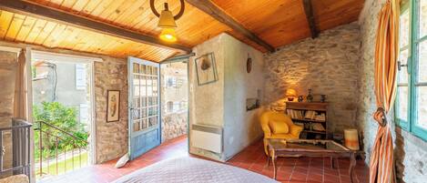 6 Schlafzimmer, Schreibtisch, Bügeleisen/Bügelbrett, Reisekinderbett