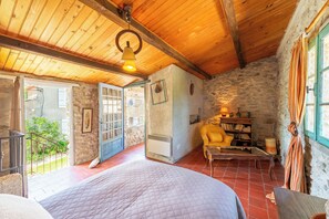 6 bedrooms, desk, iron/ironing board, travel crib - Family estate with large park and swimming pool (Mondragon)
