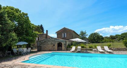 Domaine familial avec grand parc et piscine