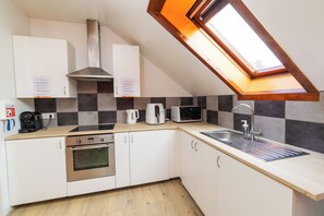 Fridge, microwave, oven, stovetop - Hostel Fjordur (Hafnarfjörður)