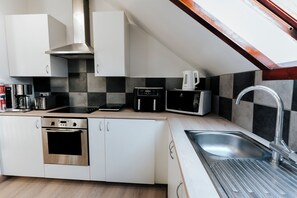 Refrigerador, microondas, horno, placa de cocina