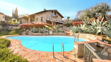 Een seizoensgebonden buitenzwembad en een verwarmd zwembad