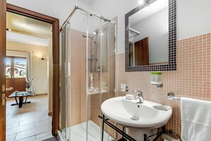 패밀리 아파트, 침실 여러 개 (One Bedroom Apartment Cascina) | 욕실 | 샤워 시설, 헤어드라이어, 비데, 타월