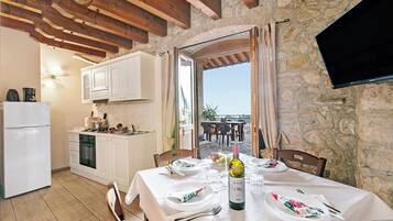 Familie appartement, 2 slaapkamers (Two Bedroom Apartment Cascina) | Woonruimte | Een 21-inch flatscreentelevisie met satellietzenders