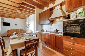 패밀리 아파트, 침실 여러 개 (Two Bedroom Apartment Cascina) | 전용 주방 | 냉장고, 오븐, 쿡탑, 커피/티 메이커