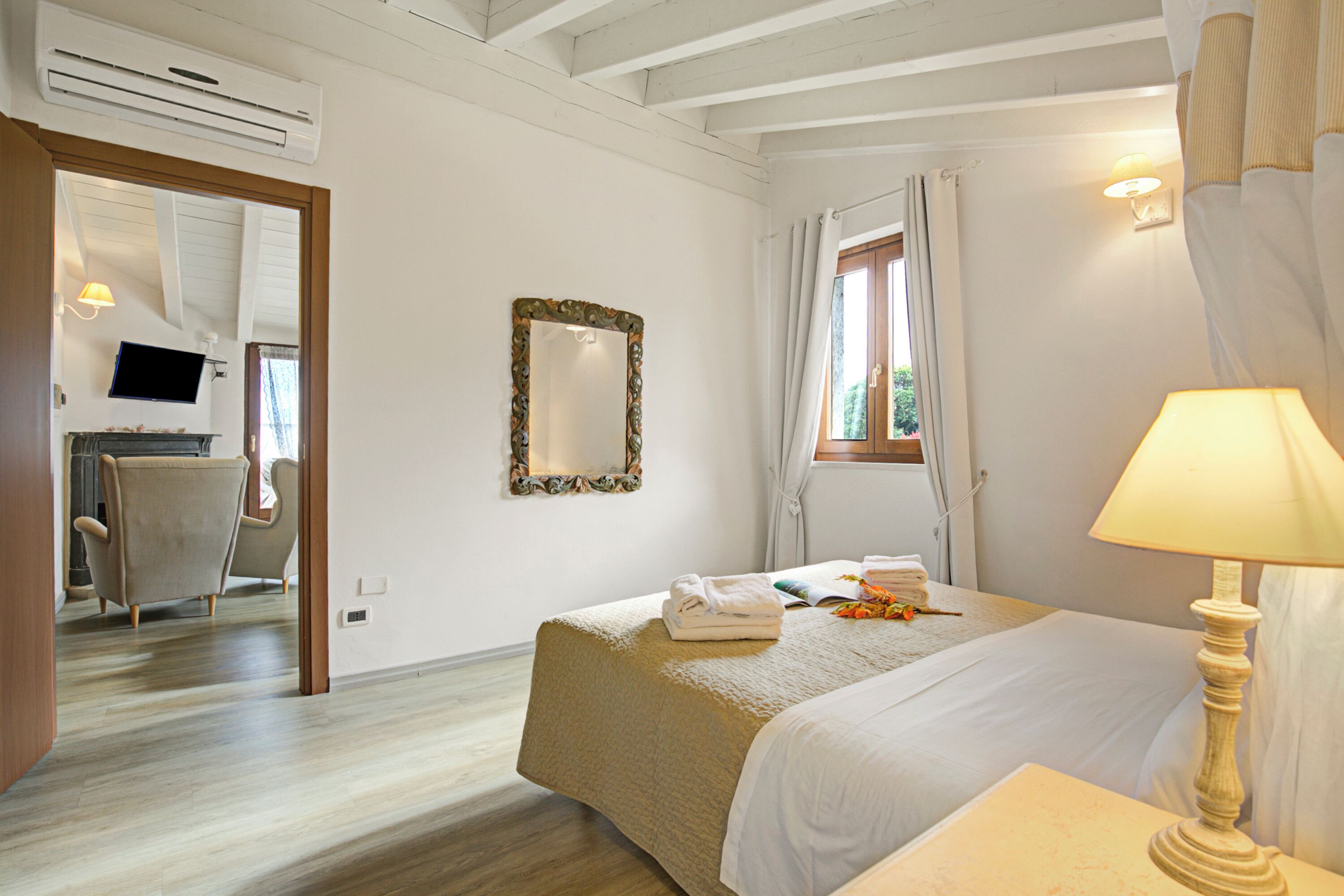 Familienapartment, Mehrere Schlafzimmer (Two Bedroom Apartment With Pool) | 2 Schlafzimmer, kostenloses WLAN, Bettwäsche
