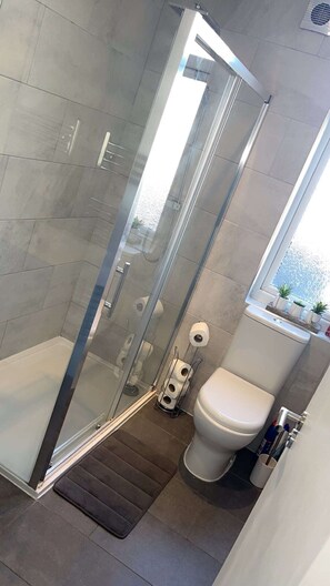 Shower - Free parking Sleek Oasis, 2 Bed, Croydon, Sleeps 6 (Greater London)