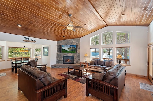 Beautiful Alpine Craftsmanship - PEACEFUL & Private Setting Backed Up to National Forest - 4 Bed 2 Bath 🐾 PET FRIENDLY - 1 Mile to Big Bear Lake Village w/ Shops, Restaurants & Entertainment.