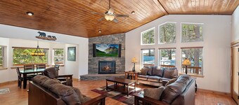 Beautiful Alpine Craftsmanship - PEACEFUL & Private Setting Backed Up to National Forest - 4 Bed 2 Bath 🐾 PET FRIENDLY - 1 Mile to Big Bear Lake Village w/ Shops, Restaurants & Entertainment.