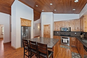Fridge, microwave, oven, stovetop - Beautiful Alpine Craftsmanship - PEACEFUL & Private Setting Backed Up to National Forest - 4 Bed 2 Bath 🐾 PET FRIENDLY - 1 Mile to Big Bear Lake Village w/ Shops, Restaurants & Entertainment. (Big Bear Lake)