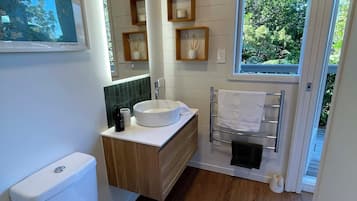 Douche, sèche-cheveux, serviettes fournies, savon