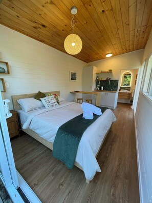 1 bedroom, free WiFi, bed sheets - Relax among the kauri trees and native birds, 5 mins walk to Titirangi village. (Auckland)