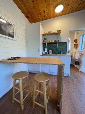 Dining - Relax among the kauri trees and native birds, 5 mins walk to Titirangi village. (Auckland)