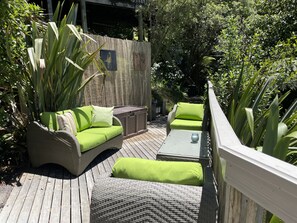 Terrace/patio - Relax among the kauri trees and native birds, 5 mins walk to Titirangi village. (Auckland)