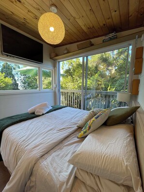 1 bedroom, free WiFi, bed sheets - Relax among the kauri trees and native birds, 5 mins walk to Titirangi village. (Auckland)