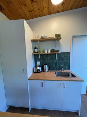 Interior - Relax among the kauri trees and native birds, 5 mins walk to Titirangi village. (Auckland)