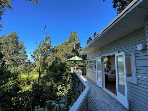Relax among the kauri trees and native birds, 5 mins walk to Titirangi village.