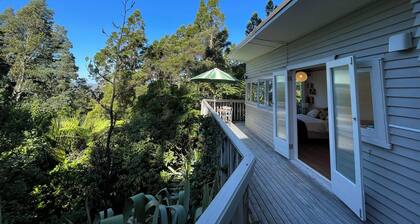 Relax among the kauri trees and native birds, 5 mins walk to Titirangi village.