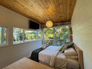 1 bedroom, free WiFi, bed sheets - Relax among the kauri trees and native birds, 5 mins walk to Titirangi village. (Auckland)