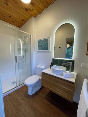 Shower, hair dryer, towels, soap - Relax among the kauri trees and native birds, 5 mins walk to Titirangi village. (Auckland)