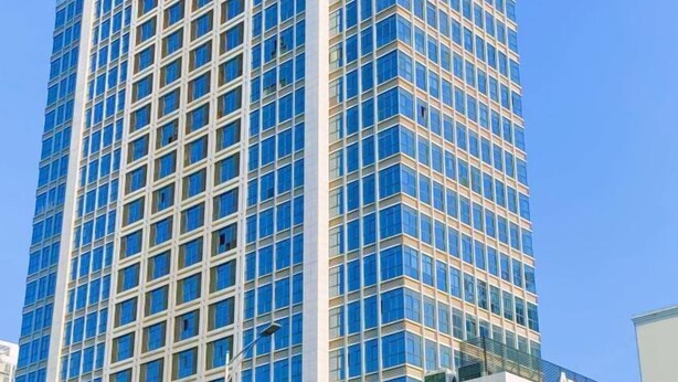 A tall, modern building with a grid of windows and a flat roof. - Jiyue Crystal Hotel (Nanning Convention and Exhibition Center Qingxiushan Subway Station) (Nanning)
