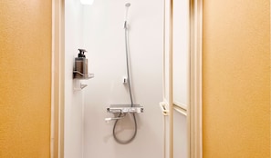 Douche, articles de toilette gratuits, sĂšche-cheveux, chaussons