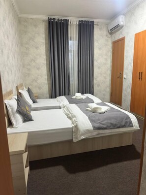 Escritorio, wifi gratis y ropa de cama 