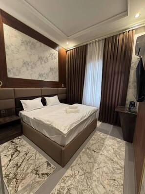 Comfort dubbelrum - utsikt mot innergården | Skrivbord, gratis wi-fi och sängkläder