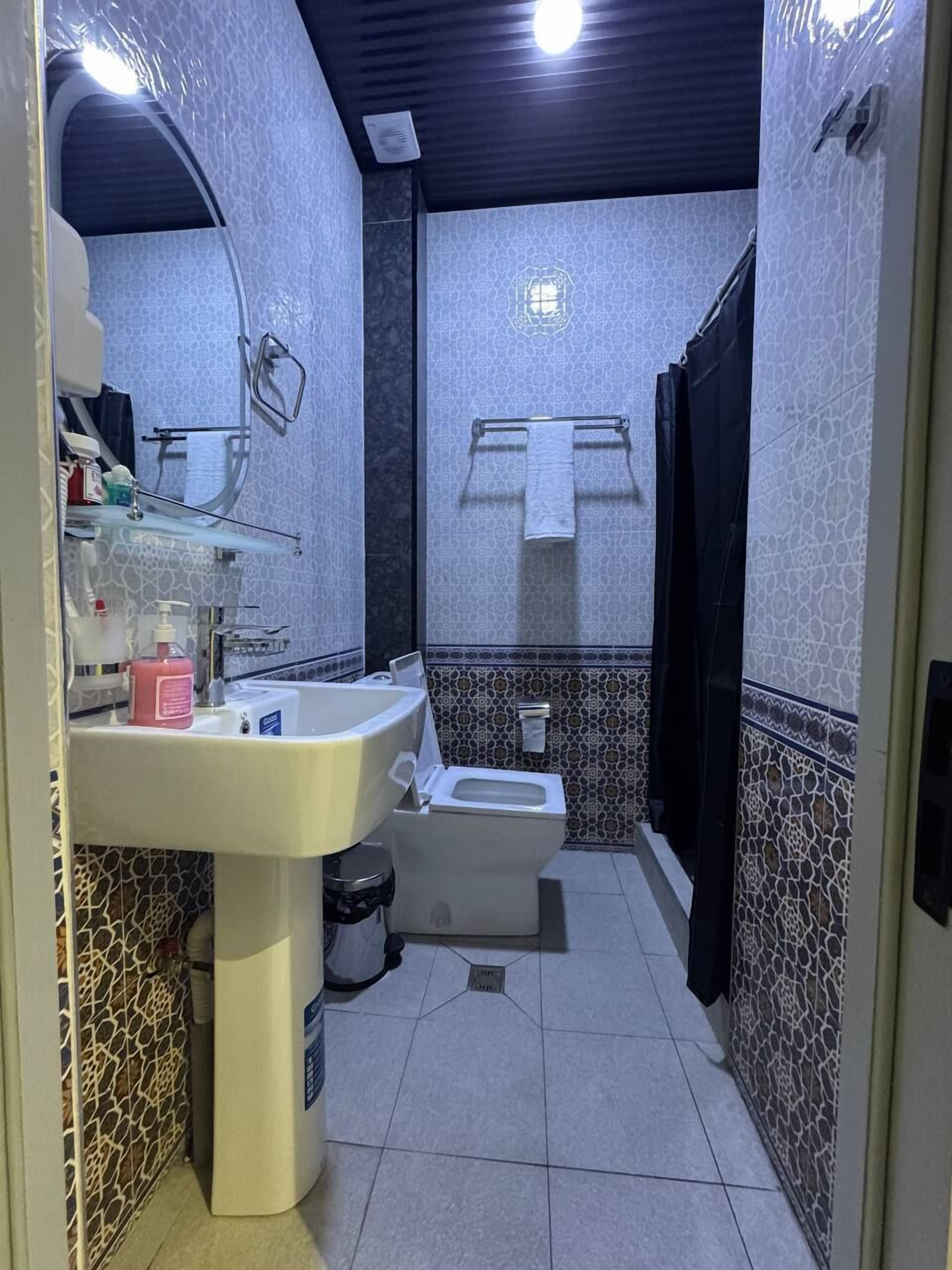 تجهيزات دش، مستلزمات مجانية للعناية الشخصية، مجففات شعر، مراحيض شطف
