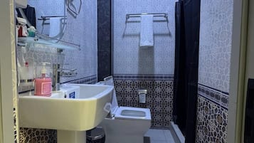 تجهيزات دش، مستلزمات مجانية للعناية الشخصية، مجففات شعر، مراحيض شطف