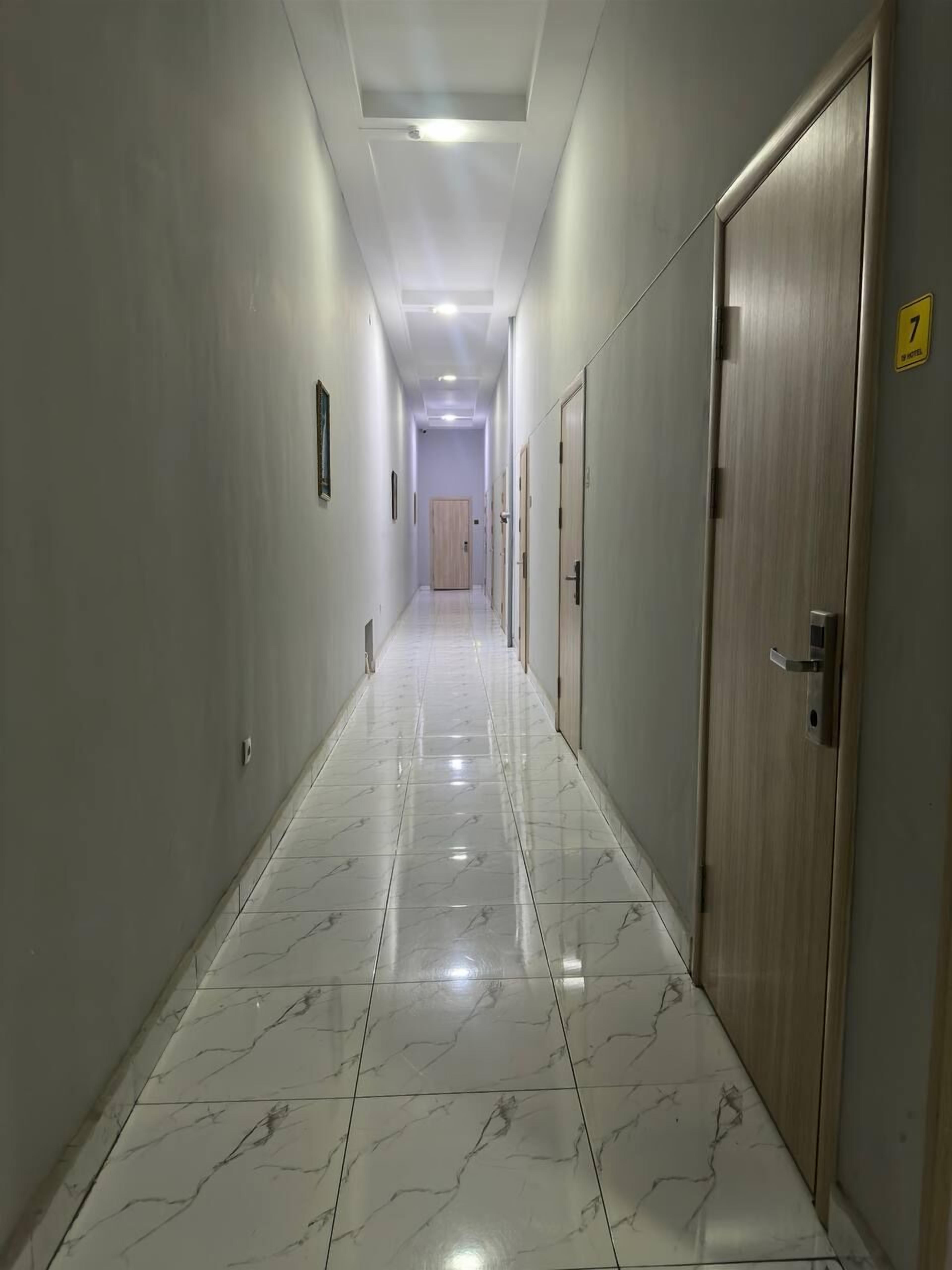 Televisión de pantalla plana de 32 pulgadas con canales por cable 