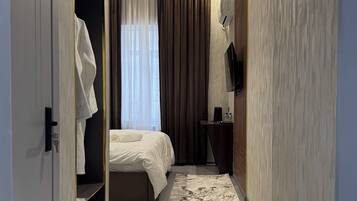 Kahden hengen comfort-huone, näköala pihalle | Työpöytä, ilmainen Wi-Fi, vuodevaatteet