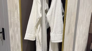 Habitación Confort doble, vistas al patio | Escritorio, wifi gratis, ropa de cama