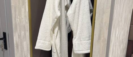 Habitación Confort doble, vistas al patio | Escritorio, wifi gratis, ropa de cama