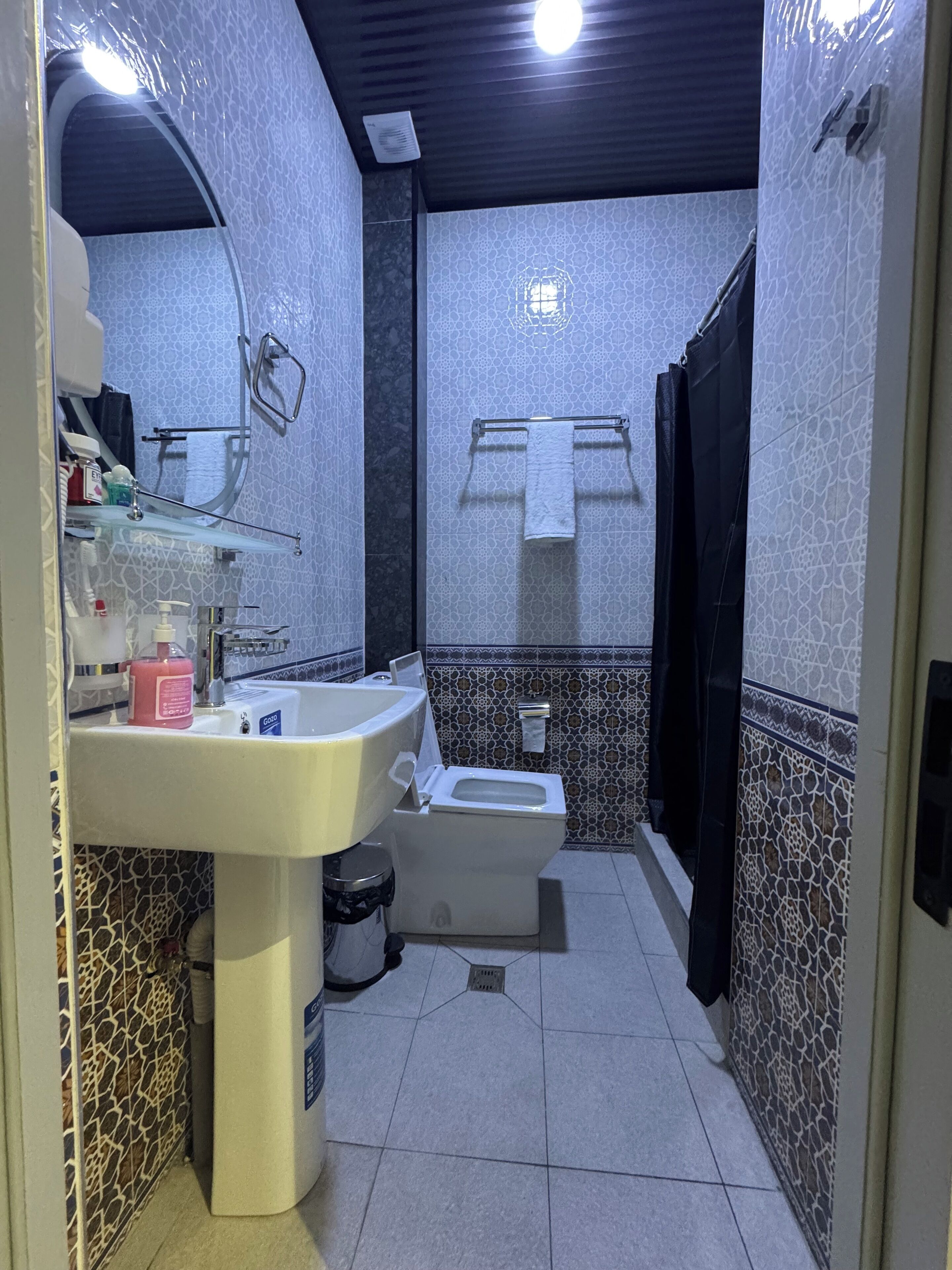 Kamar Double Comfort, pemandangan halaman | Kamar mandi | Shower, perlengkapan mandi gratis, pengering rambut, dan kloset