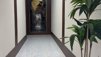 Habitación Confort doble, vistas al patio | Zona de estar | Televisión de pantalla plana de 32 pulgadas con canales por cable