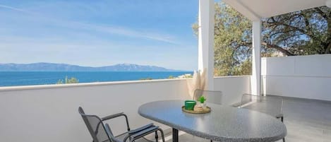 Apartment | Outdoor dining