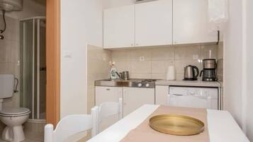 Lejlighed | Privat køkken | Køleskab, mikrobølgeovn, elkedel