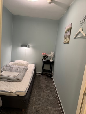 Single Room | 1 bedroom, blackout drapes, soundproofing, iron/ironing board