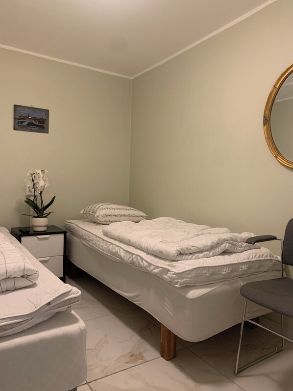 Camera con letto matrimoniale o 2 letti singoli | Tende oscuranti, insonorizzazione, ferro/asse da stiro, Wi-Fi gratuito