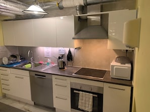 Geladeira, micro-ondas, fogão, cooktop