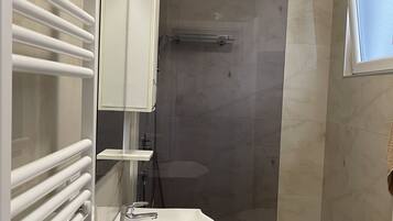 Douche, bidet, serviettes fournies, papier toilette