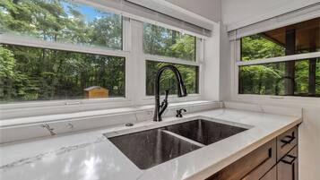 Signature Bungalow, 4 Bedrooms, Non Smoking, Hot Tub | Private kitchen | Fridge, microwave, oven, stovetop