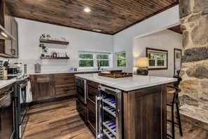 Signature Bungalow, 4 Bedrooms, Non Smoking, Hot Tub | Private kitchen