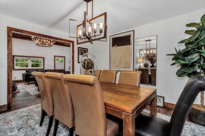 Signature-Bungalow, 4 Schlafzimmer, Nichtraucher, Whirlpool | Essbereich im Zimmer