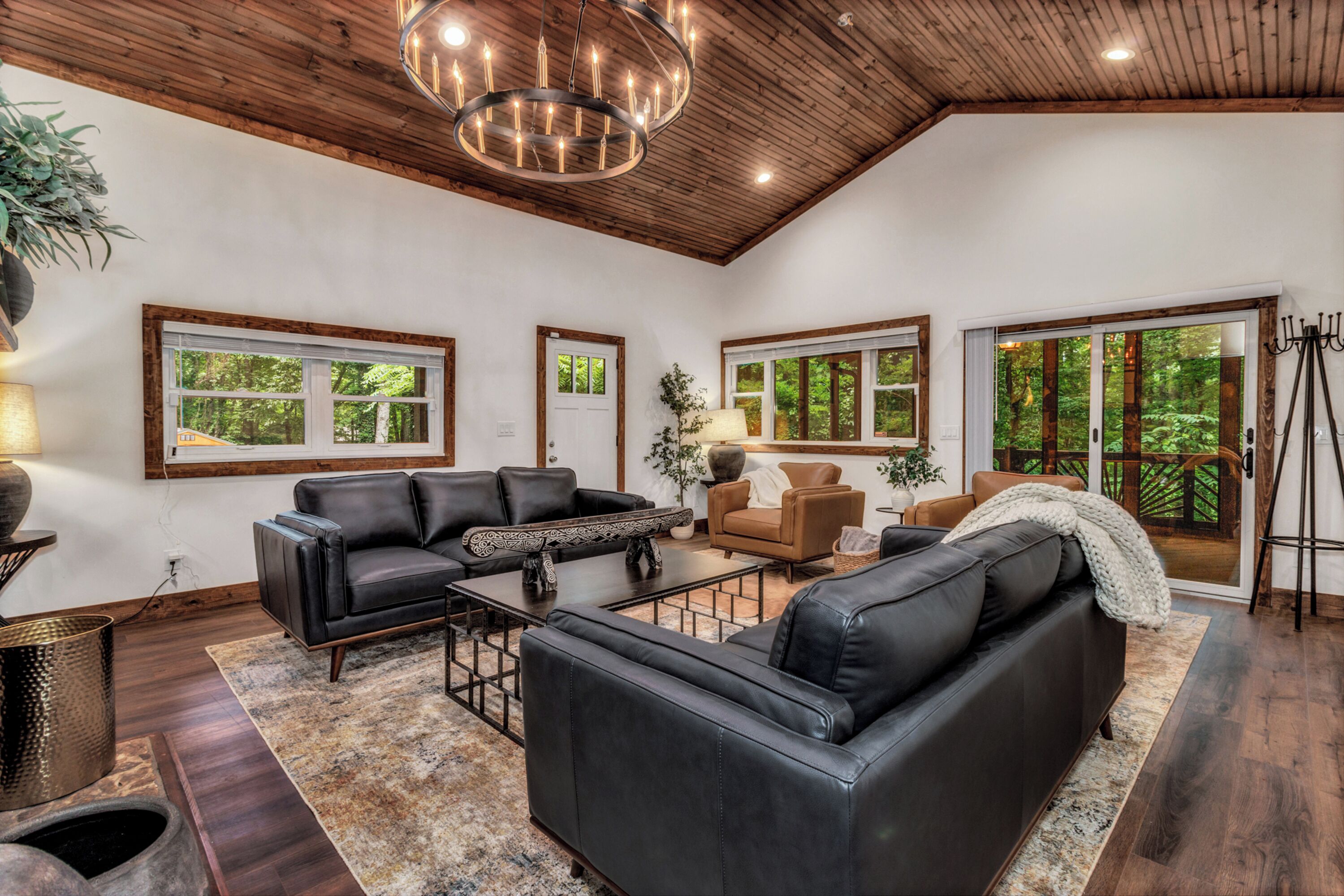 Bungalow Prestigio, 4 habitaciones, para no fumadores, hidromasaje | Sala de estar | Smart TV de 49 pulgadas con canales digitales y consola de videojuegos 