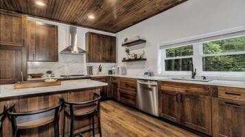 Signature Bungalow, 4 Bedrooms, Non Smoking, Hot Tub | Private kitchen | Fridge, microwave, oven, stovetop