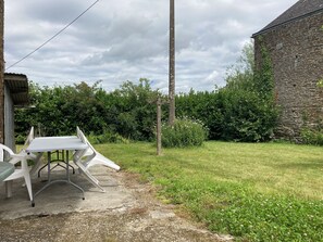 Outdoor dining - MAGNIFICENT BRETON HOUSE - VIEW OF MONT ST MICHEL - ideal for family reunion. (Sougeal)