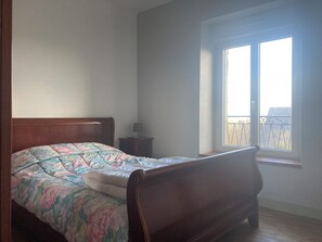 5 bedrooms, iron/ironing board - MAGNIFICENT BRETON HOUSE - VIEW OF MONT ST MICHEL - ideal for family reunion. (Sougeal)