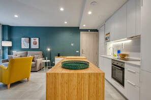 Mikrobølgeovn, ovn, kokeplater og oppvaskmaskin